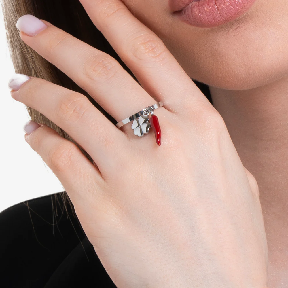 ANELLO DONNA IN ACCIAIO CON CORNO ROSSO E QUADRIFOGLIO - Image 2