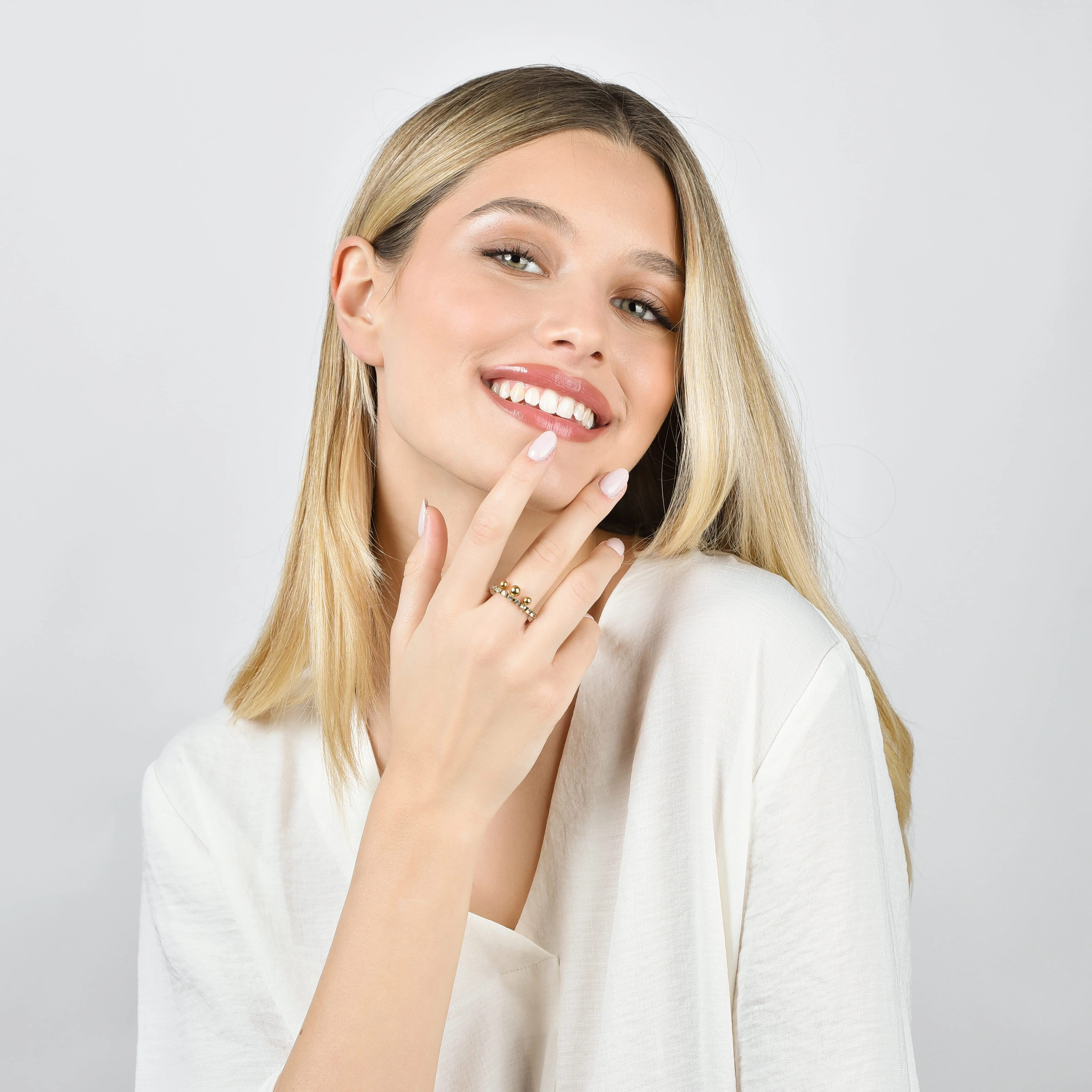ANELLO DONNA IN ACCIAIO IP GOLD CON CRISTALLI BIANCHI E SFERE - Image 3