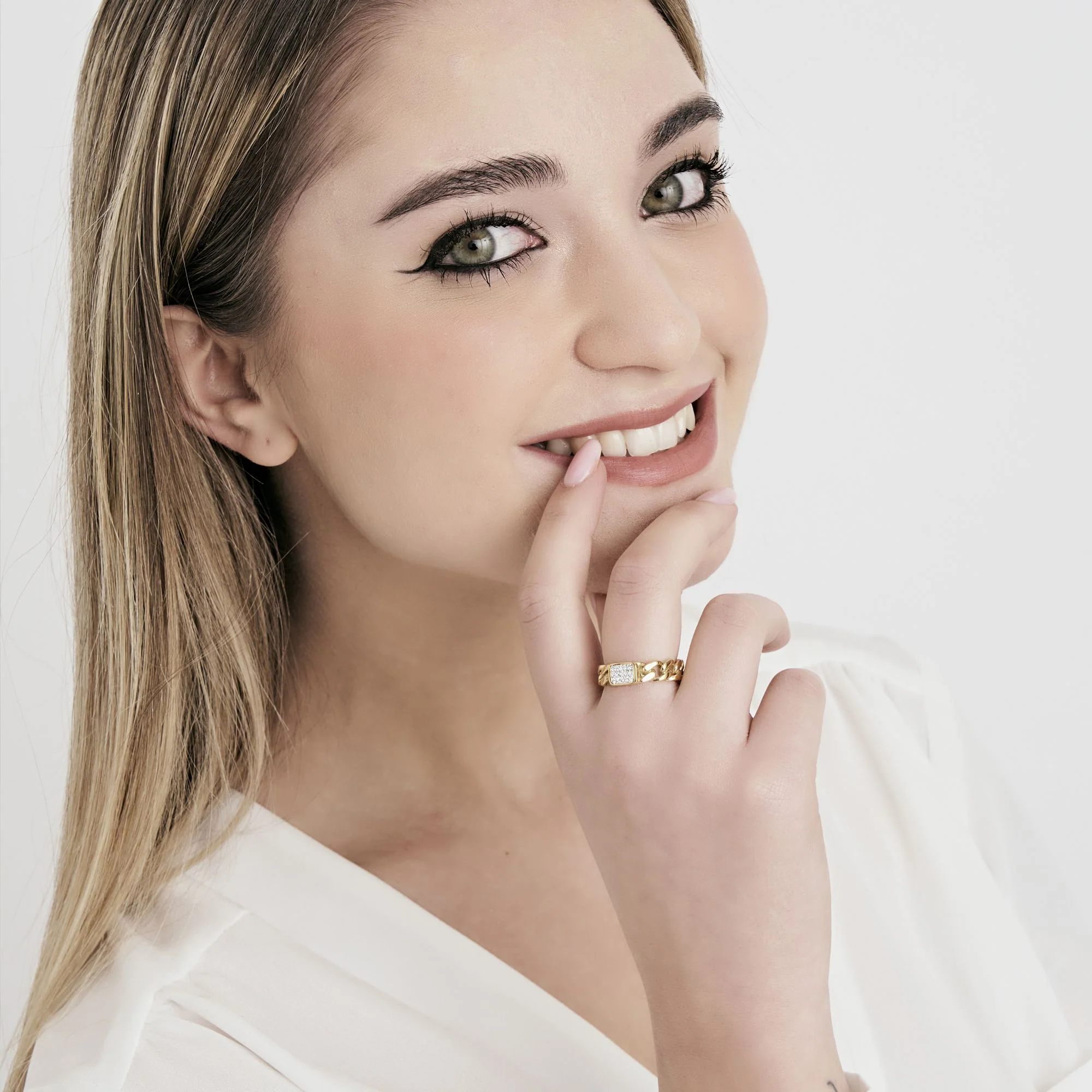ANELLO IN ACCIAIO IP GOLD CON CRISTALLI BIANCHI - Image 3