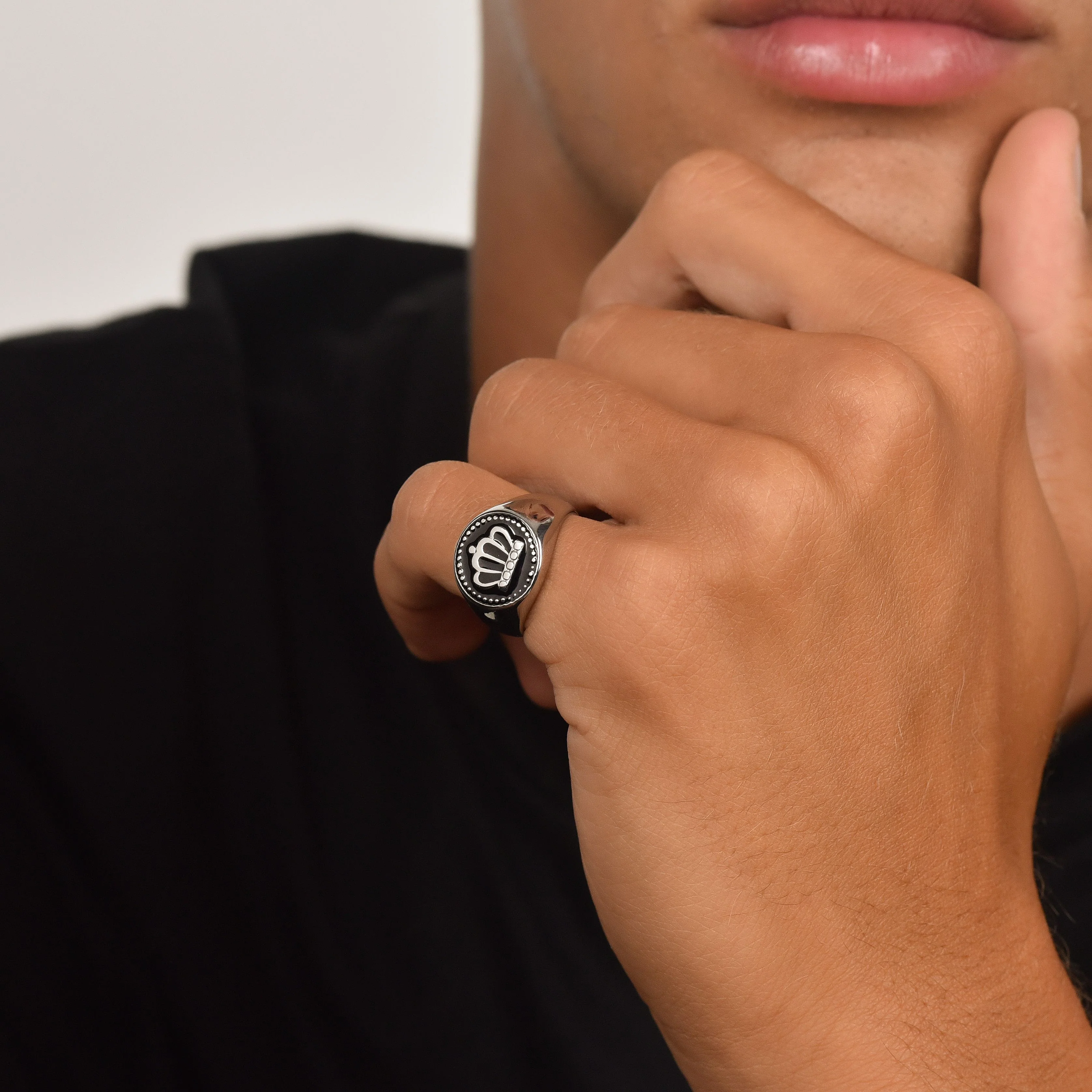 ANELLO UOMO IN ACCIAIO CON CORONA E SMALTO NERO - Image 2