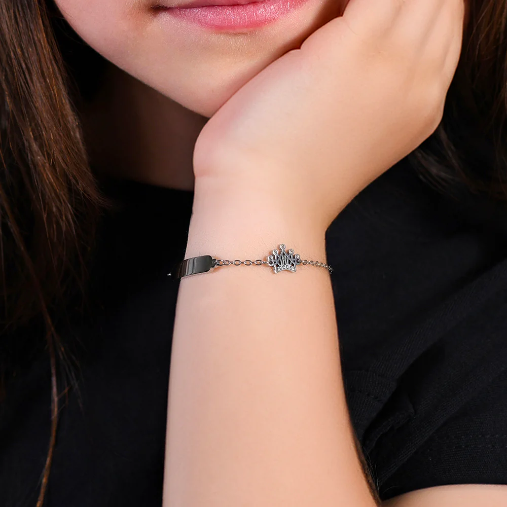 BRACCIALE BAMBINA IN ACCIAIO CON PIASTRA E CORONA CON CRISTALLI BIANCHI - Image 2