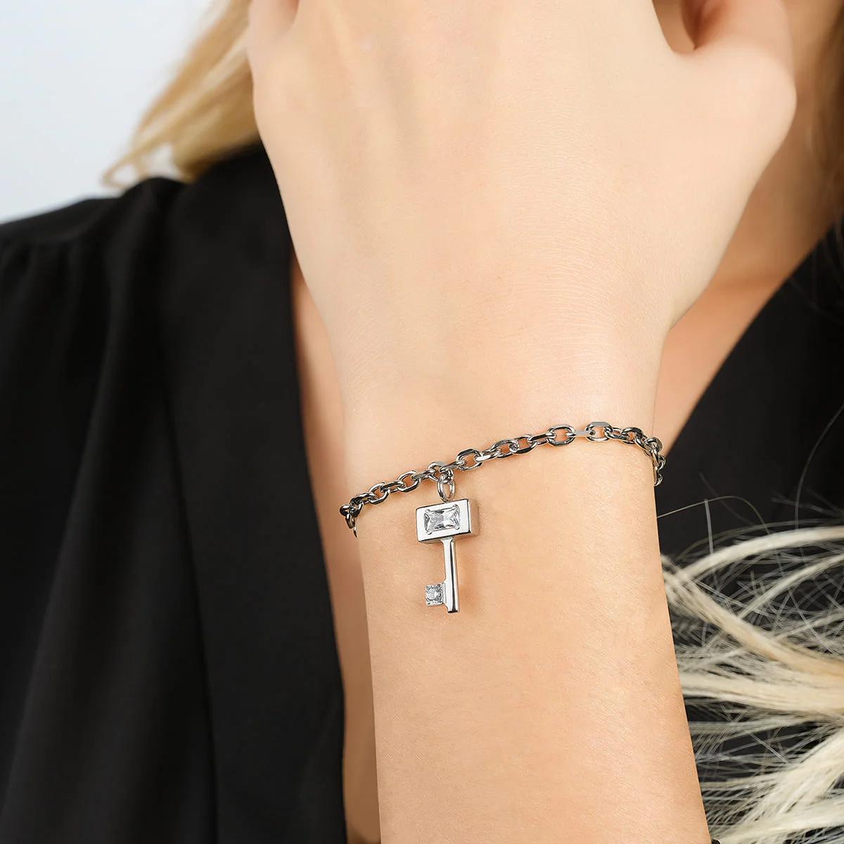 BRACCIALE DONNA IN ACCIAIO CON CHIAVE CON CRISTALLI BIANCHI - Image 2