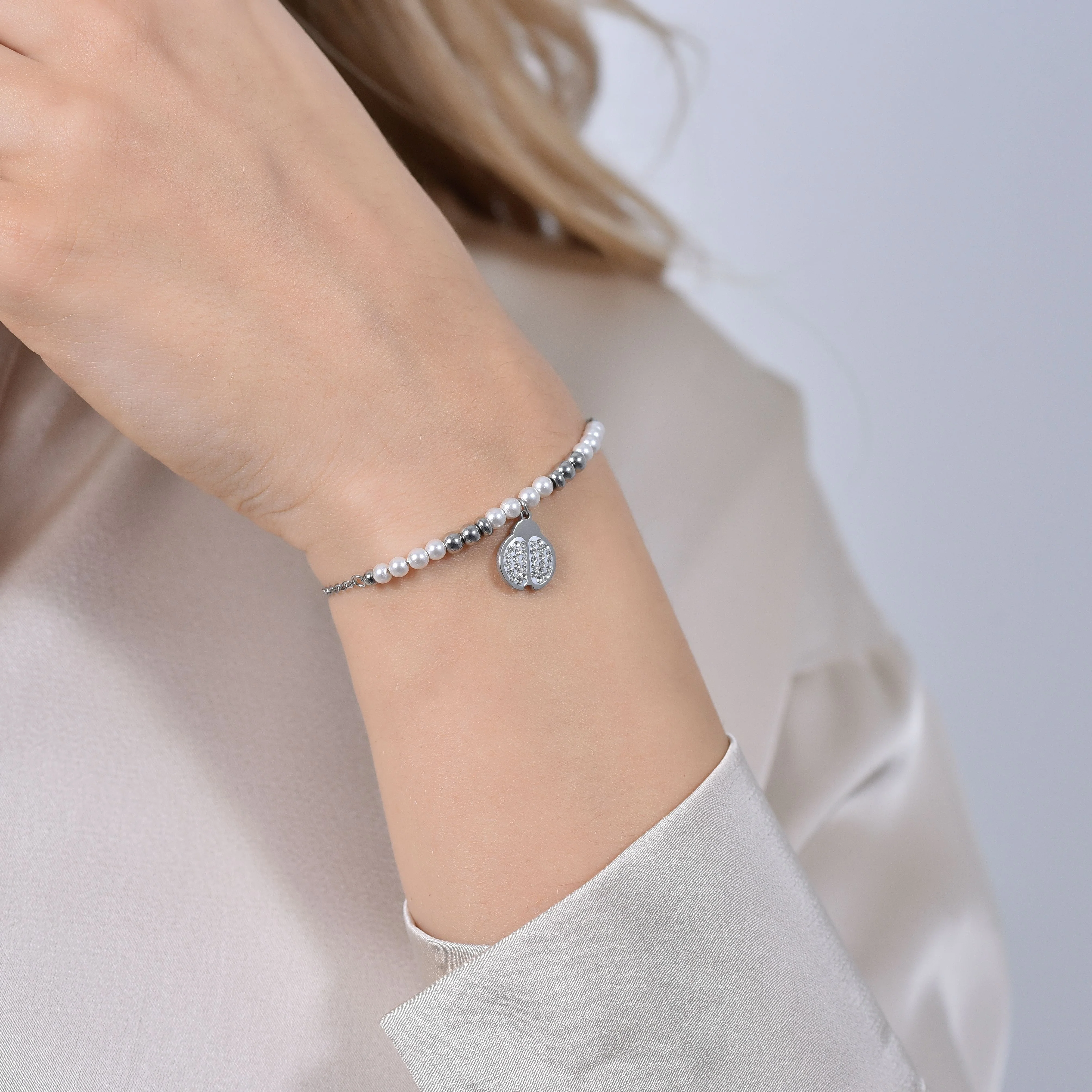 BRACCIALE DONNA IN ACCIAIO CON PERLE SINTETICHE E COCCINELLA - Image 2