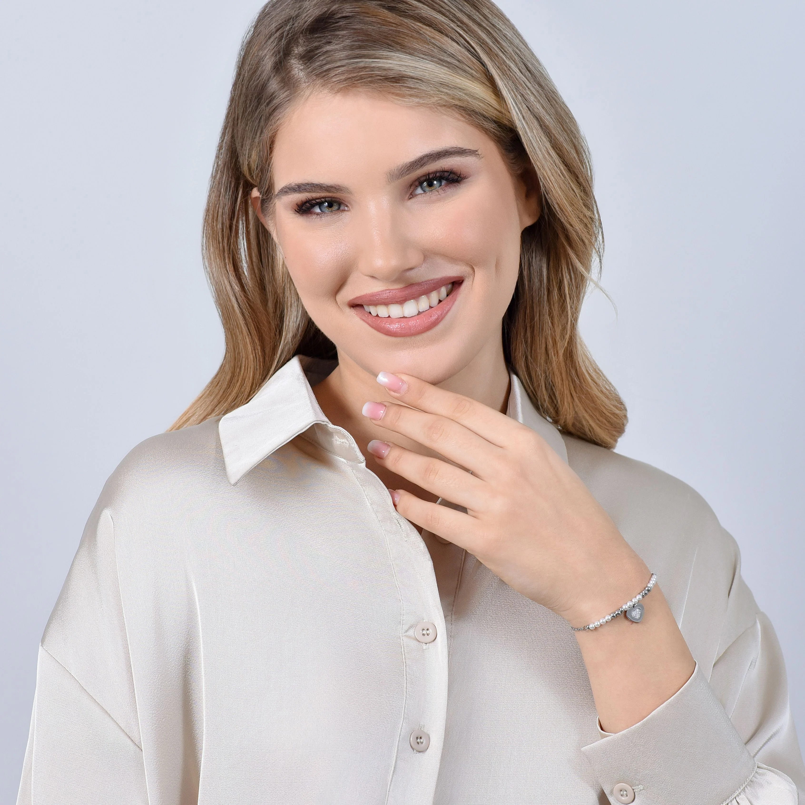 BRACCIALE DONNA IN ACCIAIO CON PERLE SINTETICHE E CUORE - Image 3