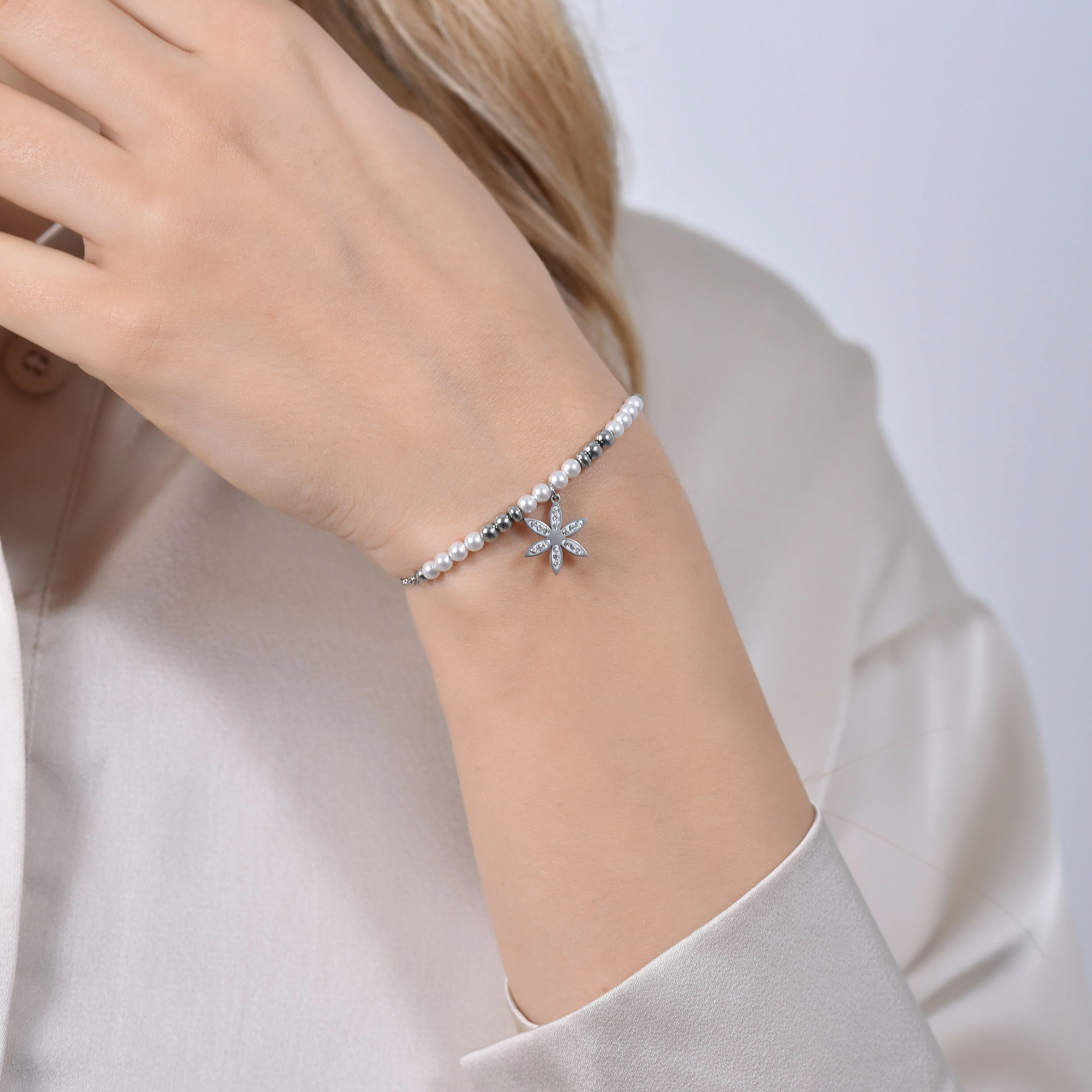 BRACCIALE DONNA IN ACCIAIO CON PERLE SINTETICHE E FIORE DELLA VITA - Image 2