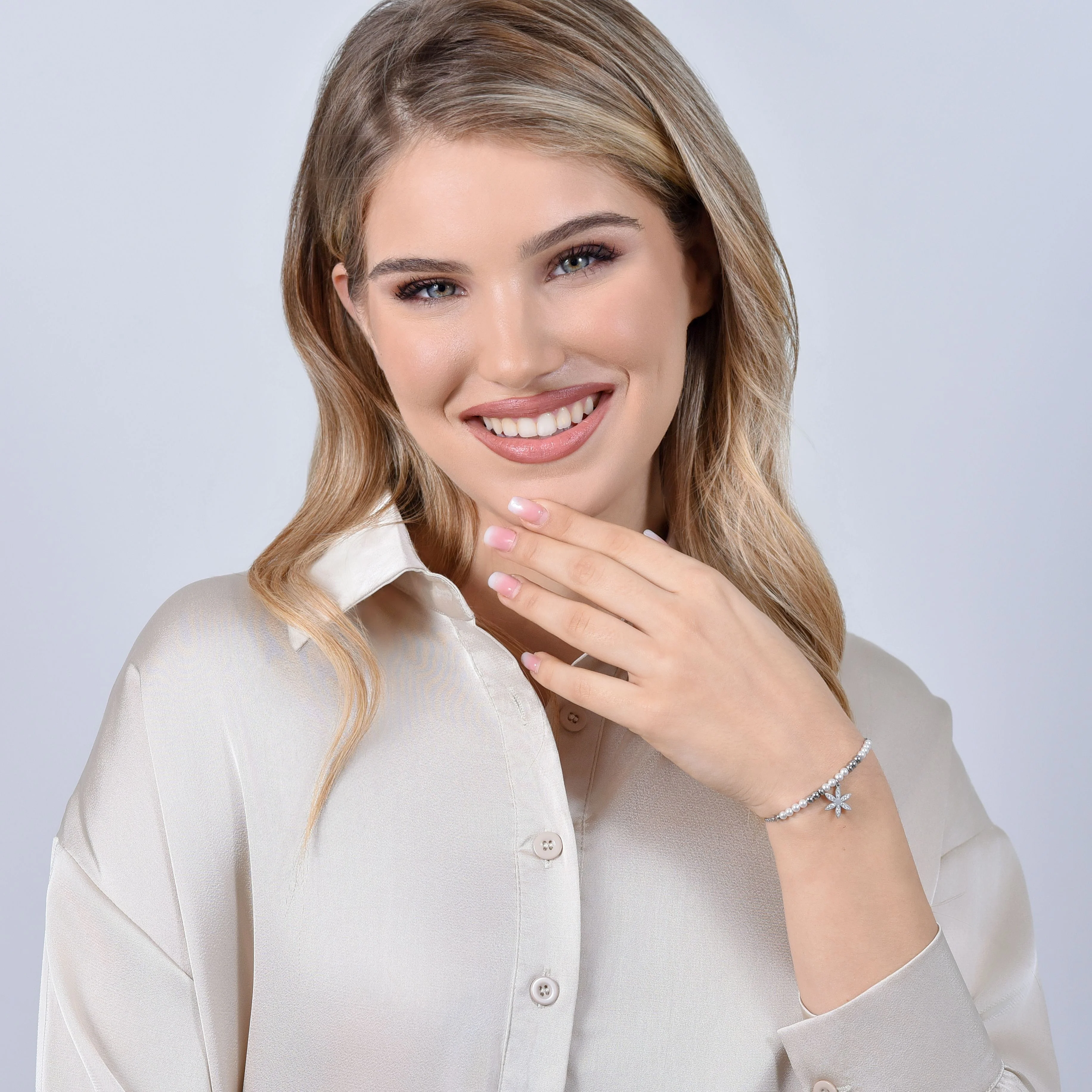 BRACCIALE DONNA IN ACCIAIO CON PERLE SINTETICHE E FIORE DELLA VITA - Image 3