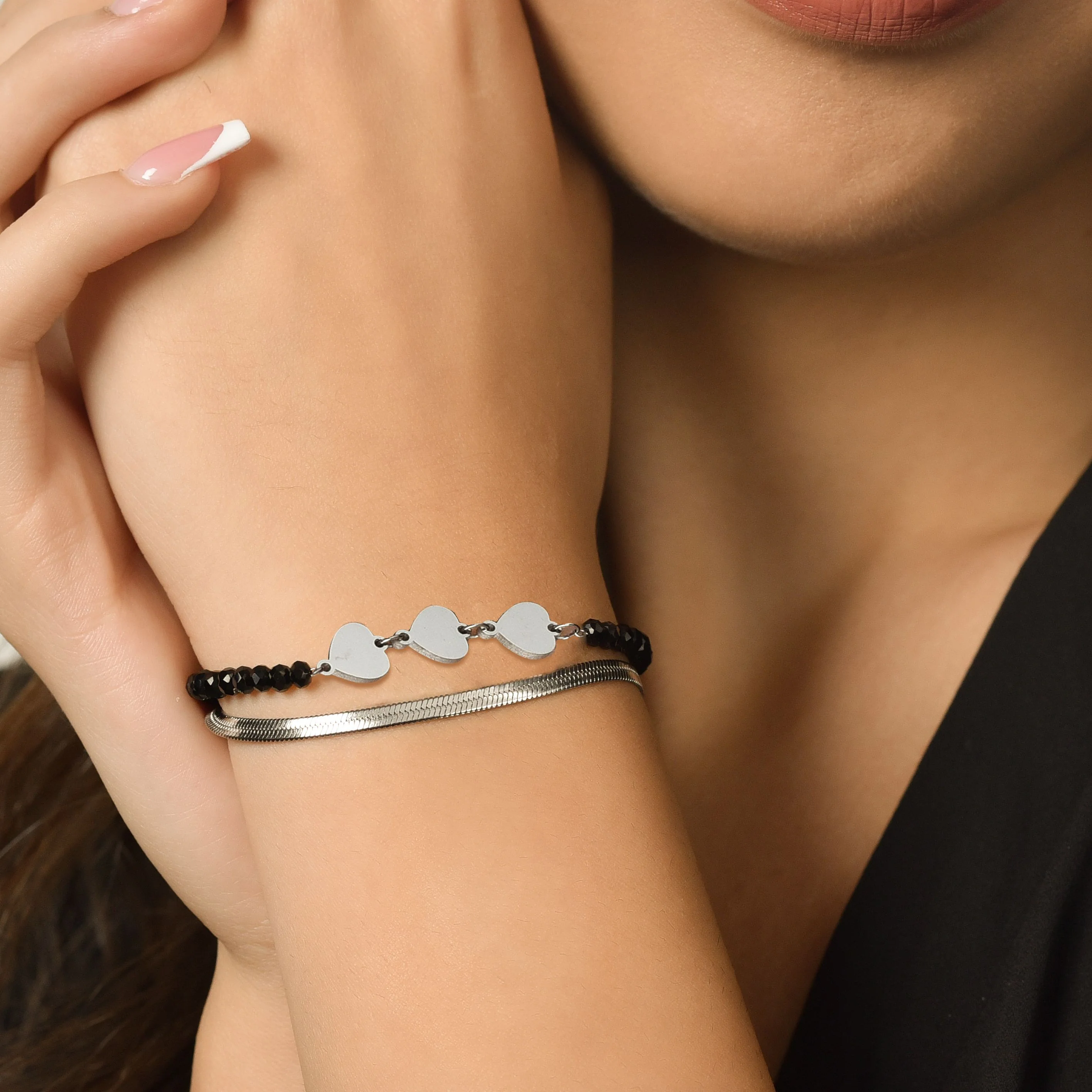 BRACCIALE DONNA MULTIFILO IN ACCIAIO CON CRISTALLI NERI E CUORI - Image 2