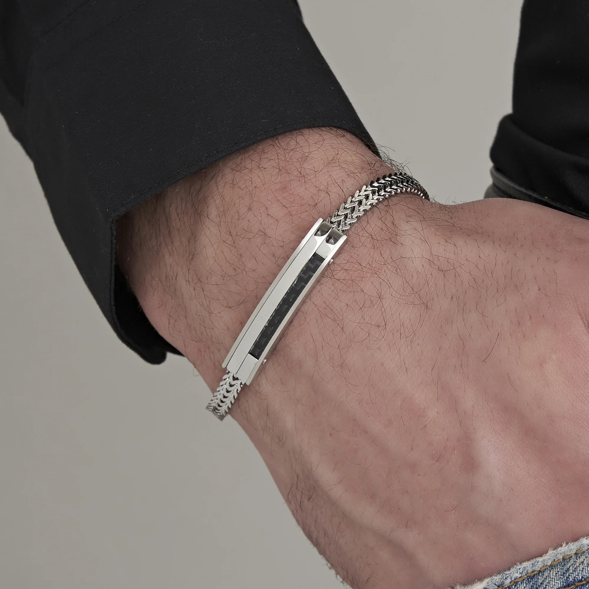 BRACCIALE UOMO IN ACCIAIO CON PIASTRA IN FIBRA DI CARBONIO ED ELEMENTO NERO - Image 2