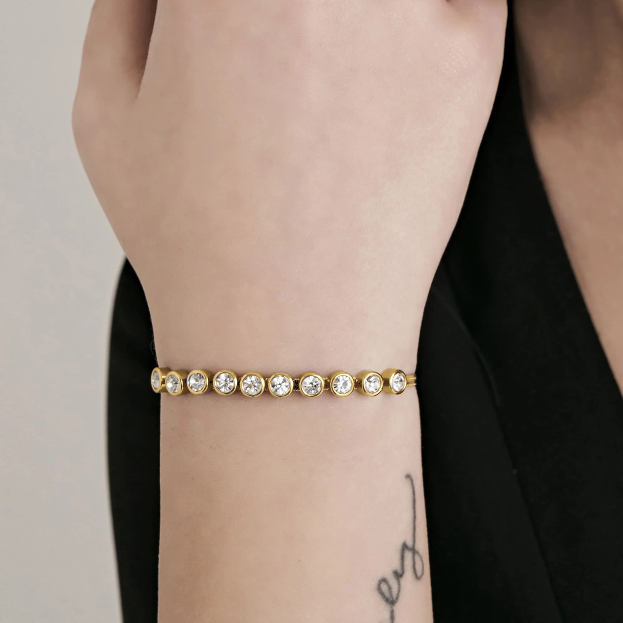 BRACCIALE DONNA IN ACCIAIO IP GOLD CON PIETRE BIANCHE - Image 2