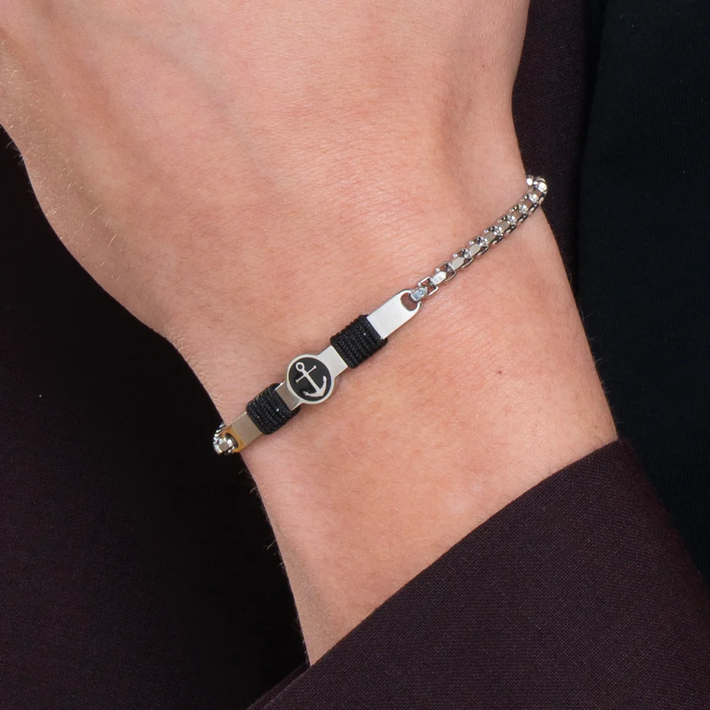 BRACCIALE IN ACCIAIO, PIASTRA CON SMALTO NERO ED ANCORA E CORDA NERA - Image 2