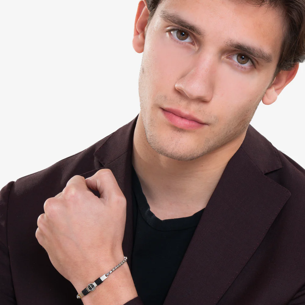 BRACCIALE IN ACCIAIO, PIASTRA CON SMALTO NERO ED ANCORA E CORDA NERA - Image 3