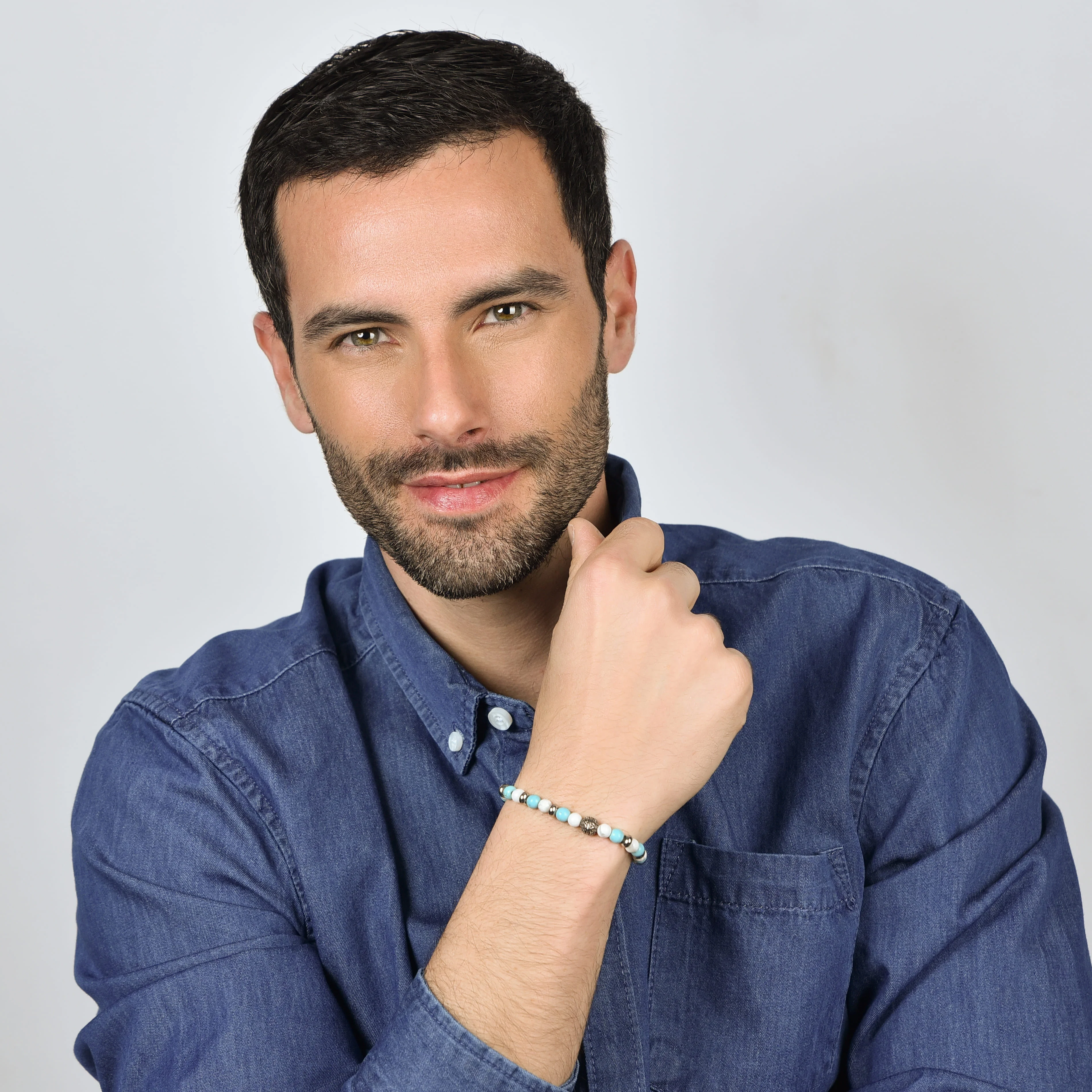 BRACCIALE UOMO ELASTICO CON PIETRE BLU E BIANCHE ED ELEMENTI IN ACCIAIO - Image 3