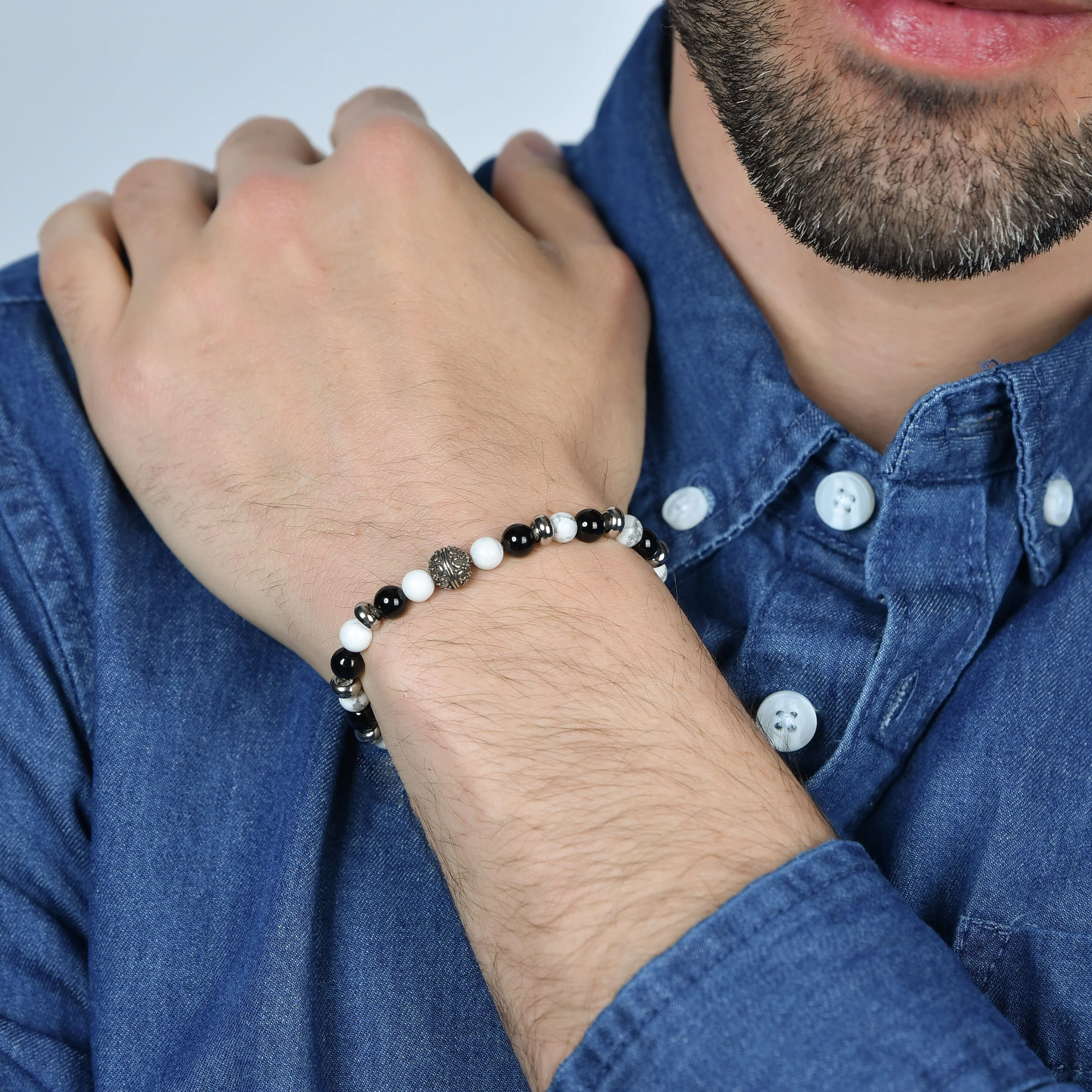 BRACCIALE UOMO ELASTICO CON PIETRE NERE E BIANCHE ED ELEMENTI IN ACCIAIO - Image 2