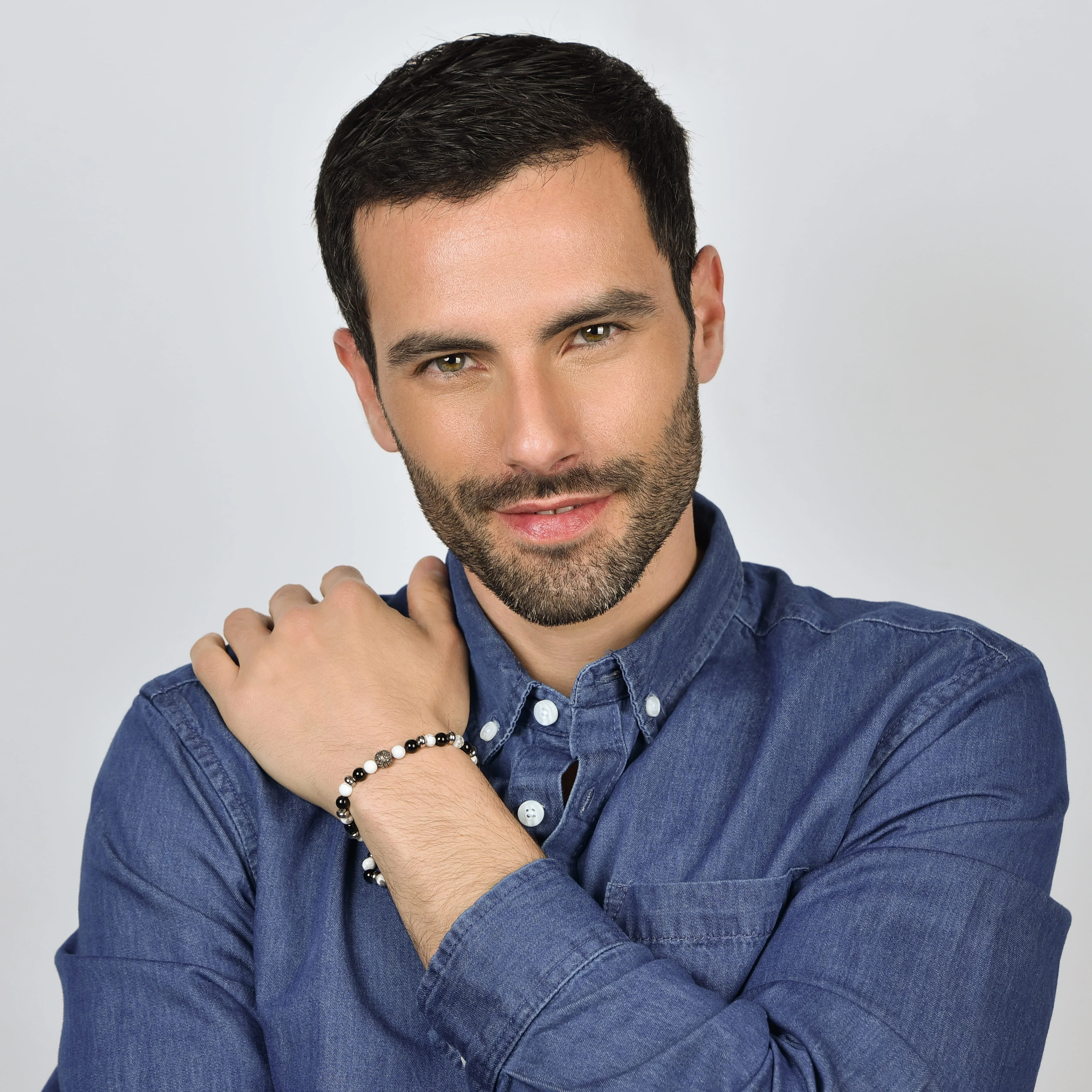 BRACCIALE UOMO ELASTICO CON PIETRE NERE E BIANCHE ED ELEMENTI IN ACCIAIO - Image 3