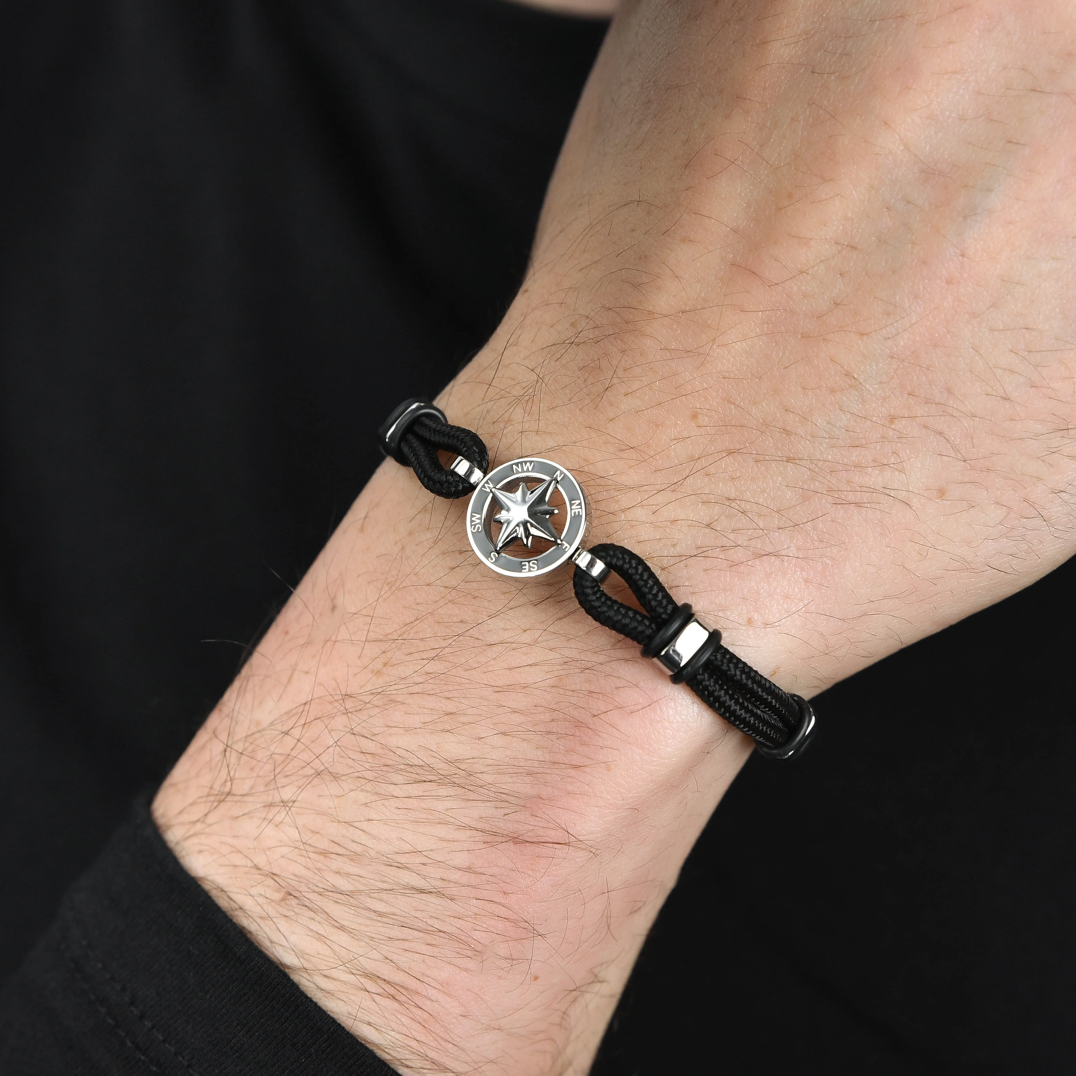 BRACCIALE UOMO IN CORDA NERA CON ROSA DEI VENTI CON SMALTO NERO - Image 2