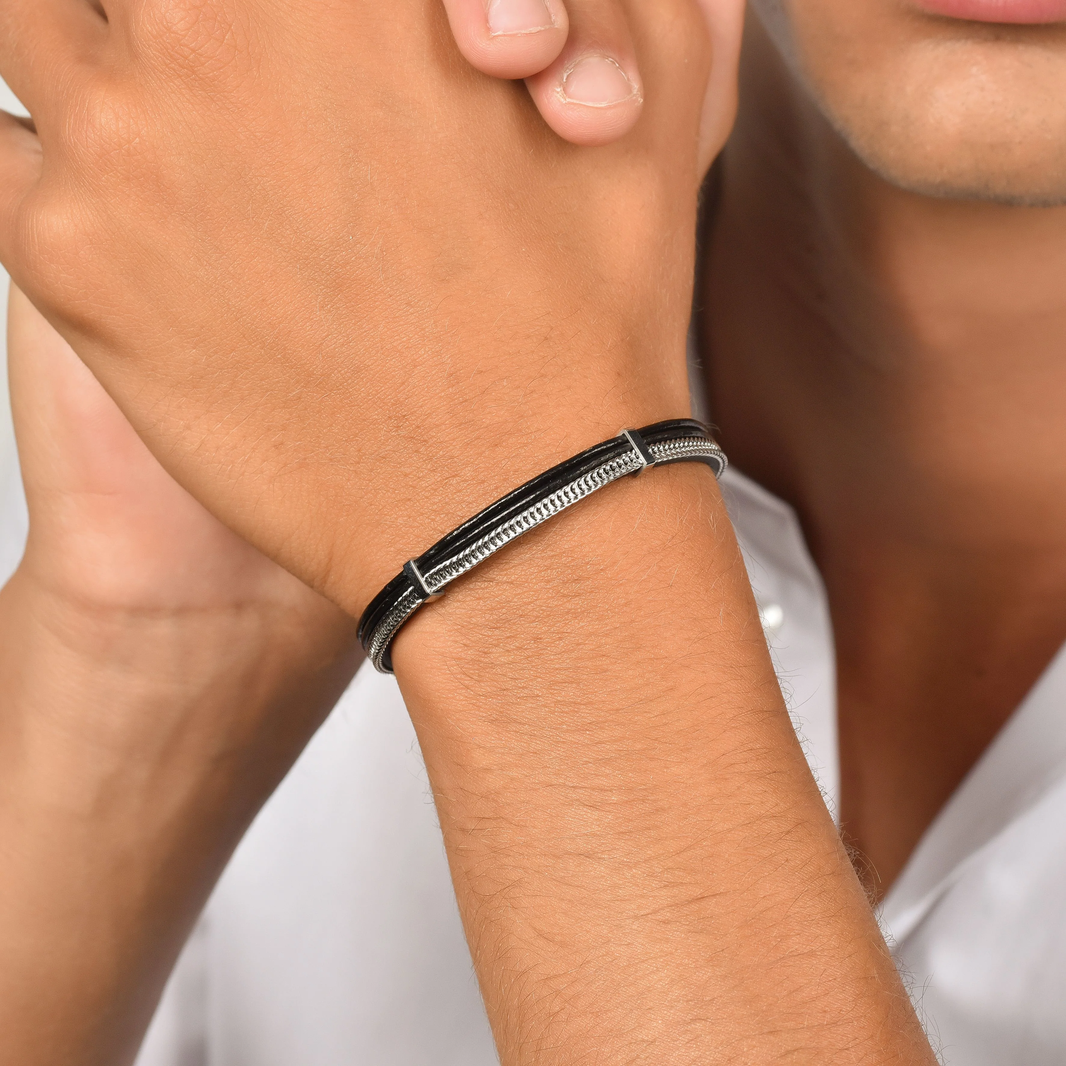 BRACCIALE UOMO IN CUOIO NERO CON ELEMENTI IN ACCIAIO - Image 2