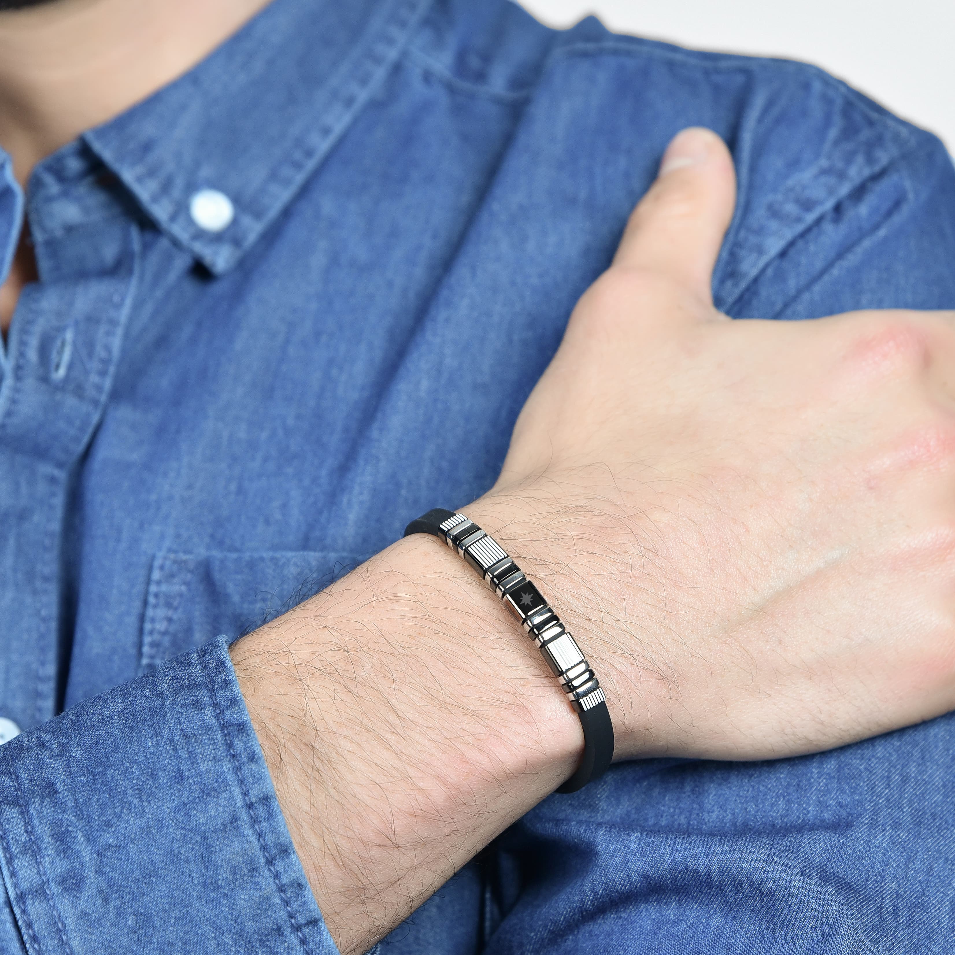 BRACCIALE UOMO SILICONE NERO CON ELEMENTI IN ACCIAIO ED IP NERO E ROSA DEI VENTI - Image 2