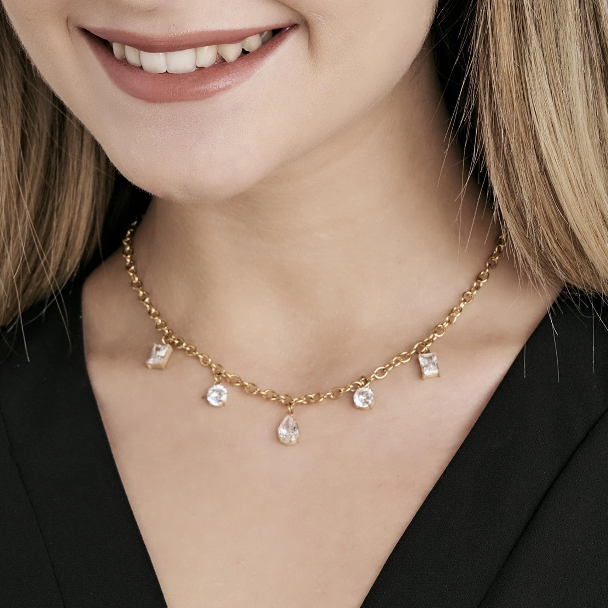 COLLANA DONNA IN ACCIAIO IP GOLD CON CRISTALLI BIANCHI PENDENTI - Image 2