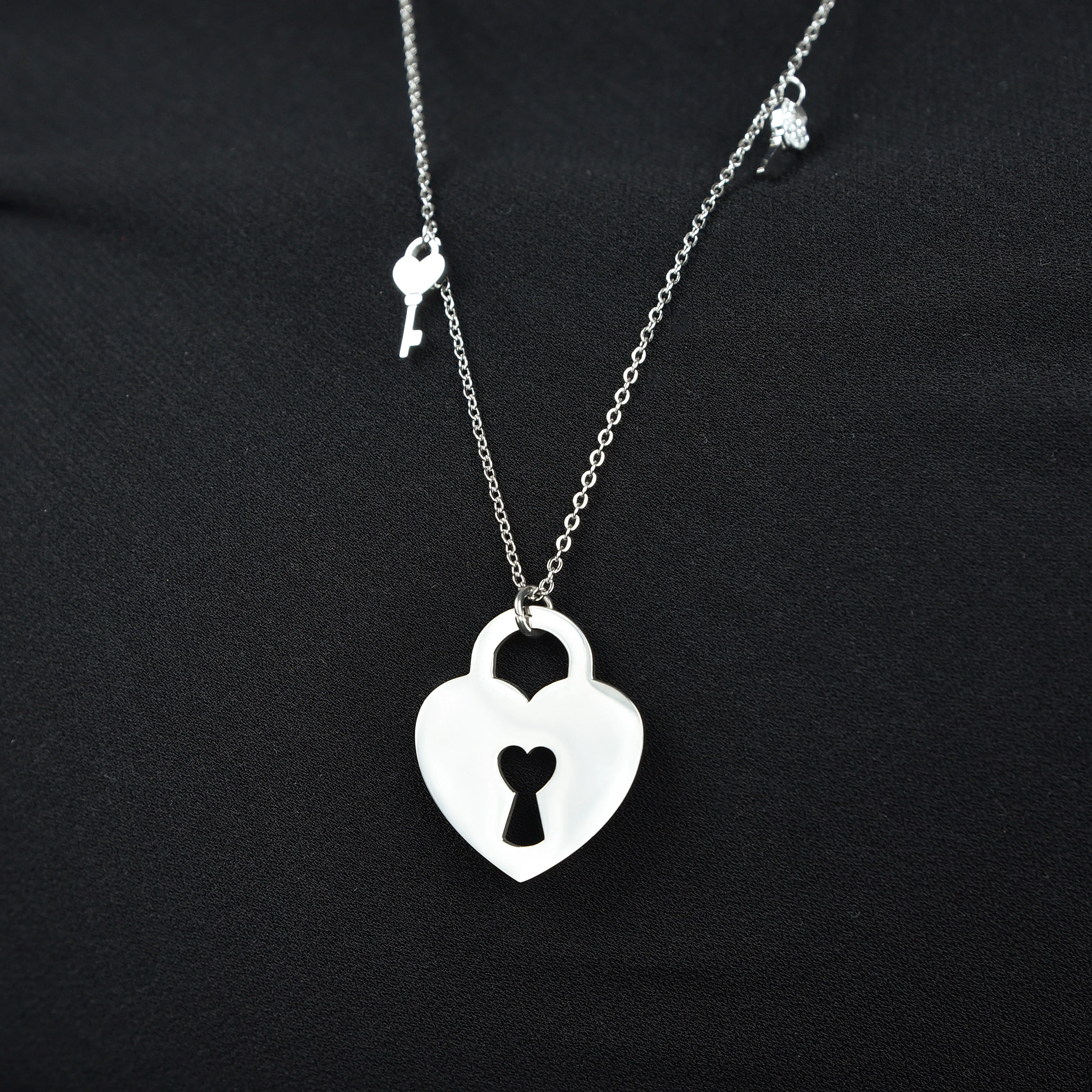 COLLANA IN ACCIAIO CON CUORE LUCCHETTO CON CHIAVI - Image 2