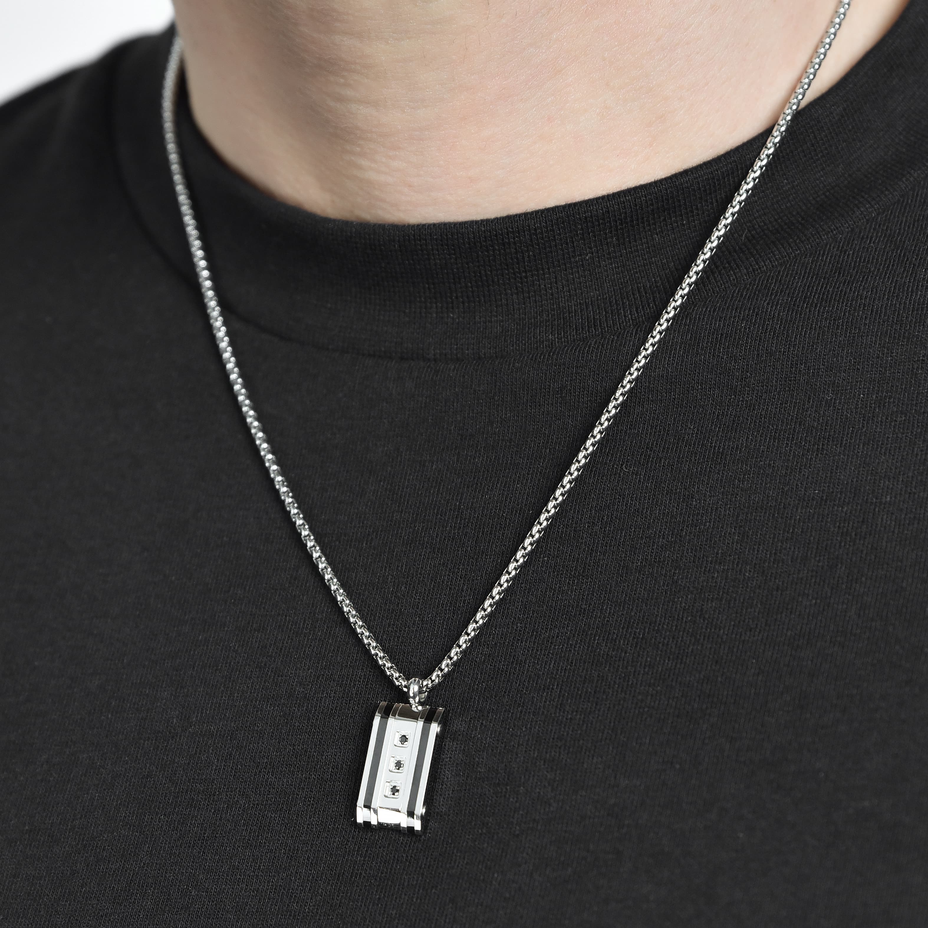 COLLANA UOMO IN ACCIAIO CON PIASTRA CON CRISTALLI NERI - Image 2