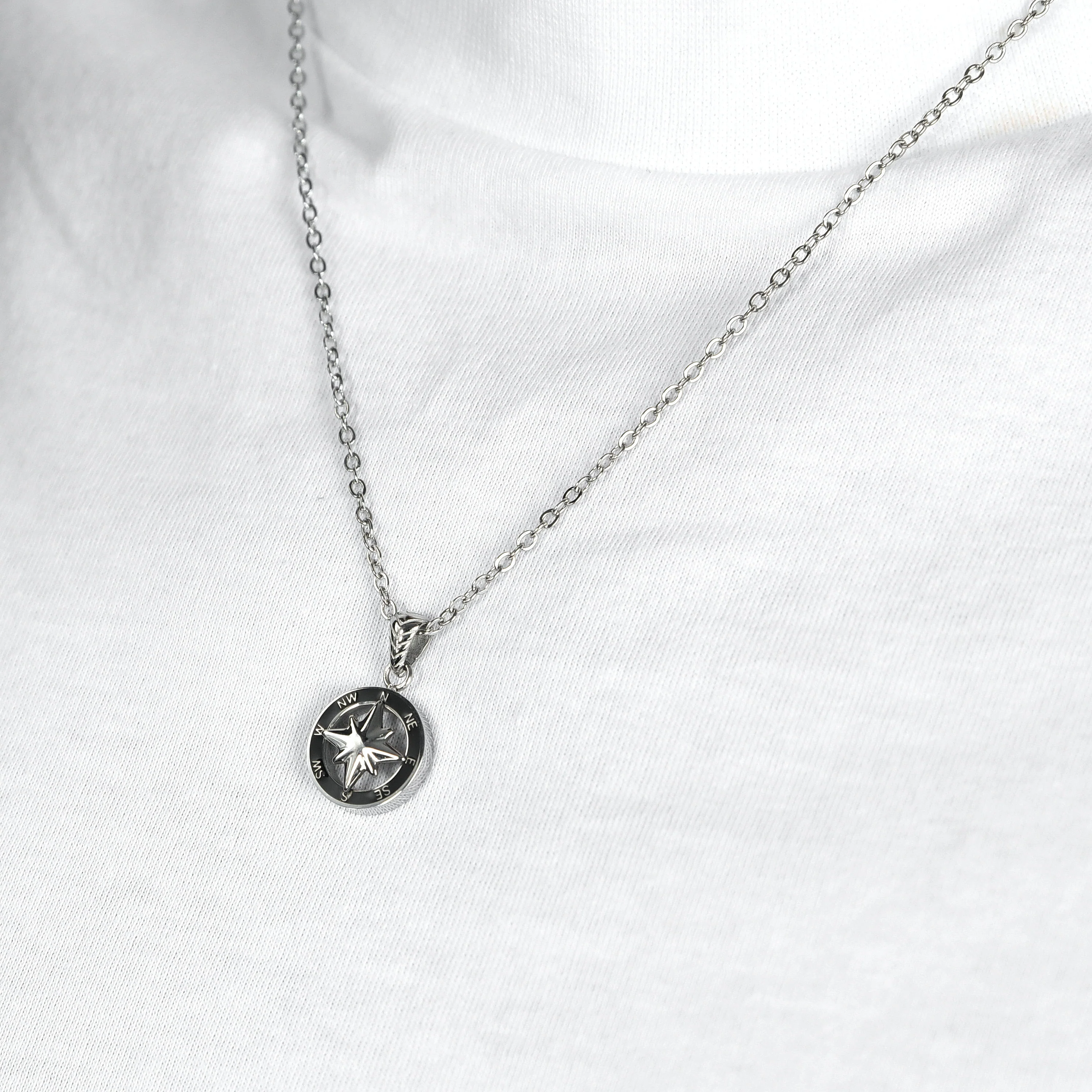 COLLANA UOMO IN ACCIAIO CON ROSA DEI VENTI E SMALTO NERO - Image 2